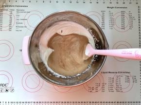 8、倒入剩余的一半蛋黄糊中。