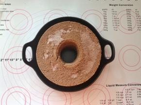 15、将奶油从扎好的地方挤进去。