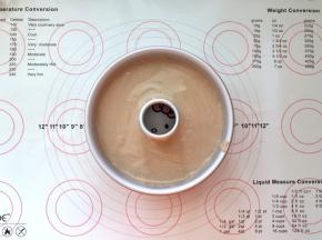 10、倒入模具中，震出气泡。