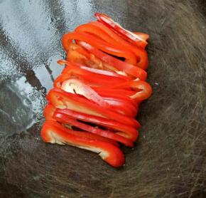 彩椒也切成条。