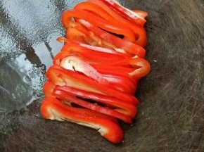 彩椒也切成条。