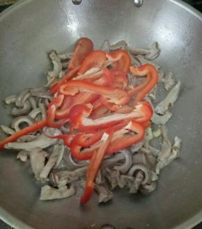 然后再加入彩椒翻炒。