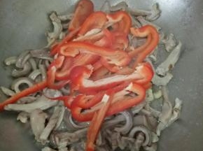 然后再加入彩椒翻炒。