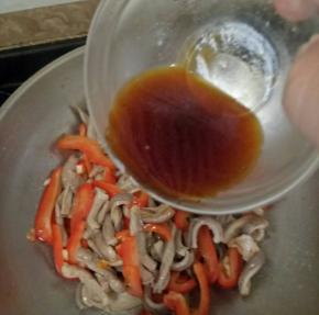 耗油、盐、白糖、酱油，用一点点水化开，淋在猪肚上，快速翻炒均匀。