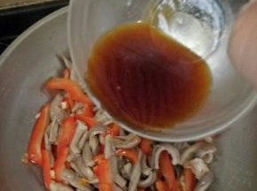 耗油、盐、白糖、酱油，用一点点水化开，淋在猪肚上，快速翻炒均匀。