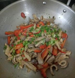 最后放入葱花，翻炒均匀即可出锅。