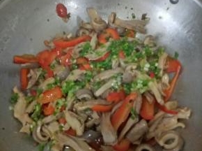 最后放入葱花，翻炒均匀即可出锅。