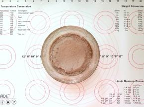 3、筛入低筋面粉和可可粉。