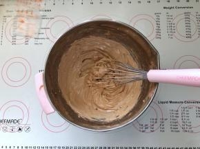 13、淡奶油中加入白糖和可可粉打至稍稍有纹路。