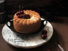 16、然后把可可奶油霜装入裱花袋里，用齿形裱花嘴在表面装饰一下，放上几个车厘子点缀一下就Ok了。