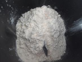 再放入除黄油外的高筋面粉和干酵母粉到面包桶里，按面团发酵键进行一次发酵
