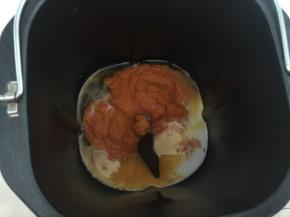 将南瓜泥、鸡蛋液、奶粉、纯牛奶、白砂糖、盐放入面包机中（先放湿的，再放干的隔开