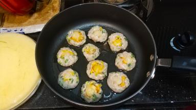 手上粘点水用鱼肉包上一颗带子，依次包好放入油锅里