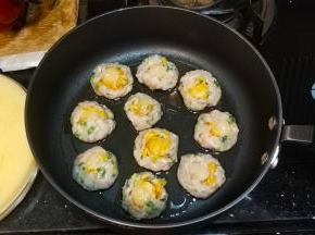 手上粘点水用鱼肉包上一颗带子，依次包好放入油锅里