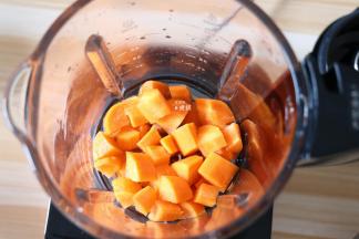 胡萝卜去皮切小块，和水一起倒入破壁机搅拌杯里；