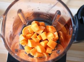 胡萝卜去皮切小块，和水一起倒入破壁机搅拌杯里；