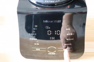 盖上盖子，接通电源，按一下启动键，速度选择H档，再按一下启动键，破壁机开始搅打；