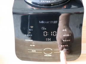 盖上盖子，接通电源，按一下启动键，速度选择H档，再按一下启动键，破壁机开始搅打；