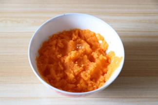 倒出胡萝卜泥，滤掉多余的水分称取110g胡萝卜泥备用；