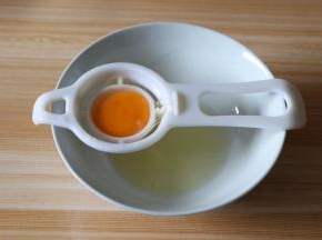 将鸡蛋一一蛋黄蛋白分离，分装到两个打蛋盆里；