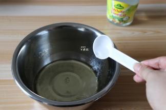 蛋白里滴几滴白醋，用电动打蛋器稍微打发一下，倒入20g白糖继续打发；
