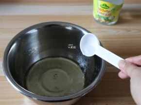 蛋白里滴几滴白醋，用电动打蛋器稍微打发一下，倒入20g白糖继续打发；