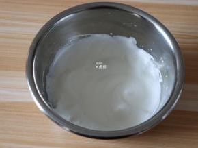 打发到细密的气泡时再倒入20g白糖接着打发；