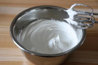 打发到出现纹路时再倒入20g白糖接着打发到干性发泡，也就是提起打蛋头，有短而小的尖角出现即可；