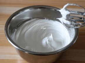 打发到出现纹路时再倒入20g白糖接着打发到干性发泡，也就是提起打蛋头，有短而小的尖角出现即可；