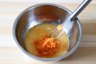 倒入胡萝卜泥拌均匀；