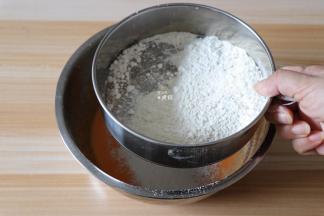 筛入低筋面粉和泡打粉的混合物；