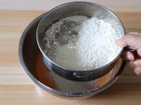 筛入低筋面粉和泡打粉的混合物；