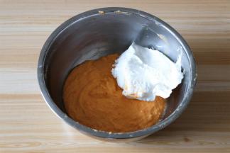 挖三分之一打发好的蛋白到蛋黄面糊中，翻拌均匀；