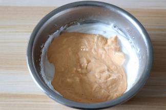 再全部倒入到剩下的蛋白中，翻拌均匀；