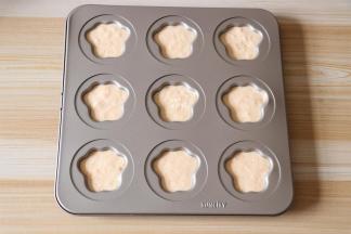 装入裱花袋中挤入模具里，8、9分满就行；