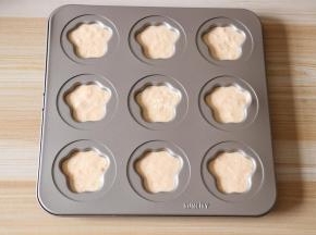 装入裱花袋中挤入模具里，8、9分满就行；