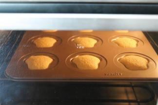 烤箱预热好后160度中层烤20分钟左右，出炉冷却后脱模即可；