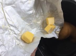 面团搅拌至表面光滑（10分钟）后加入黄油一起搅拌