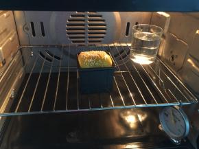 放入预热好的烤箱中层，以180℃上下火烤35分钟
