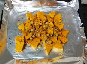 放入烤盘上，放点油、鹰嘴豆、葵花籽黑椒碎拌均匀