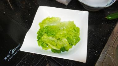 生菜撕半放入盘子里