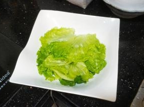 生菜撕半放入盘子里