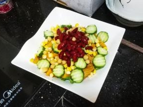 放入鹰嘴豆、粟米、红腰豆，倒入油醋汁腌一会儿即可