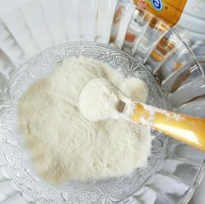 干净盆里加奶粉。