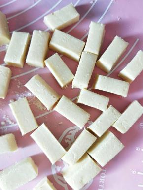 然后切成条，再切小块。