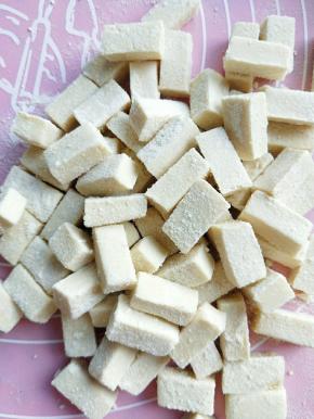 表面撒上一层奶粉，防止粘连。