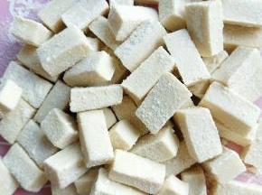 表面撒上一层奶粉，防止粘连。