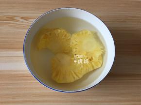 将已经去皮切片的凤梨放入淡盐水中浸泡几分钟；