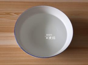 冲泡好一碗淡盐水；