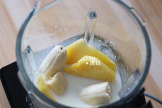 将冰块以外的食材全部倒入破壁机搅拌杯里；